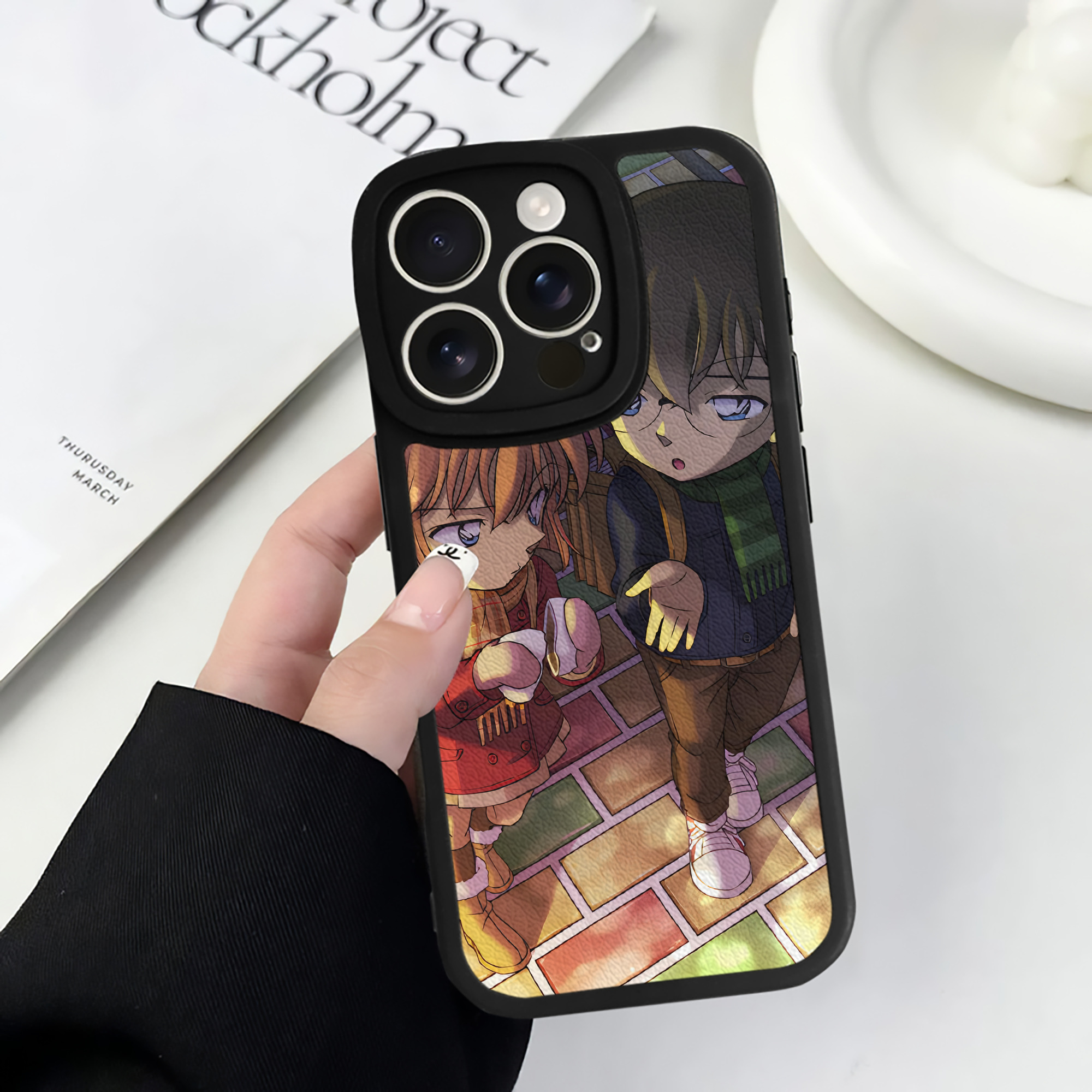 （画像用） 名探偵コナン Detective Conan 【iPhone 16シリーズ対応】シリコンスマホケース（レザー調） 材質：シリコン